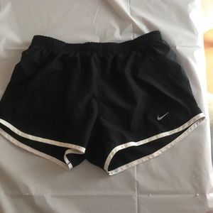 Women’s Nike tempo shorts black and white